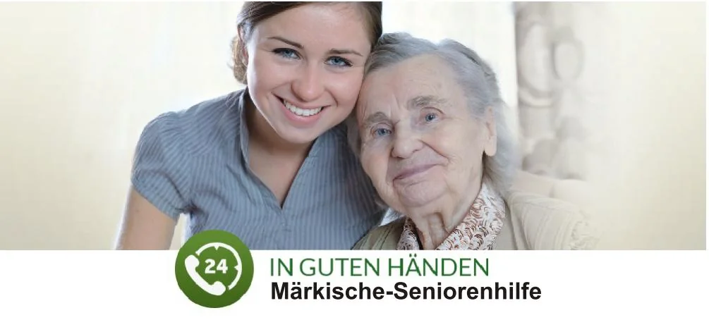 Seniorin und ihre Betreuerin schauen gemeinsam lächelnd und zufrieden in die Kamera